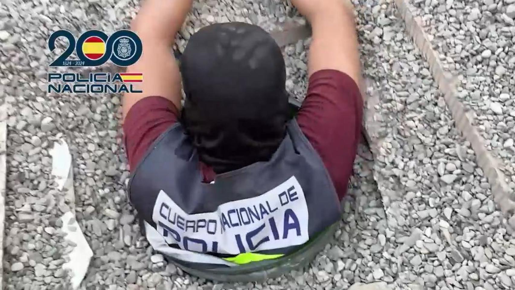 Un agente, metido en el zulo que crearon.