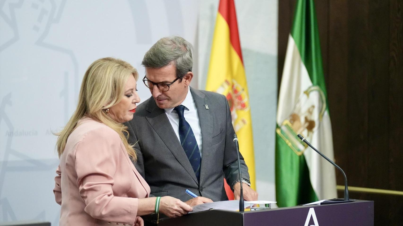 La consejera de Economía, Hacienda, Fondos Europeos y Diálogo Social de la Junta de Andalucía y portavoz del Gobierno, Carolina España, junto al consejero de Industria, Energía y Minas de la Junta de Andalucía, Jorge Paradela, al inicio de la rueda de prensa posterior al Consejo de Gobierno andaluz.