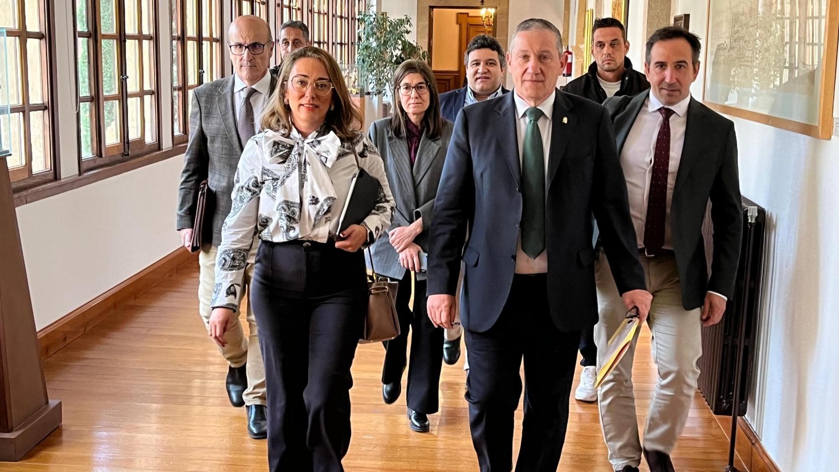 La consejera de Agricultura, Ganadería y Desarrollo Rural, María González, y el presidente de la Diputación de Zamora, Javier Faúndez, a la entrada de la firma del acuerdo