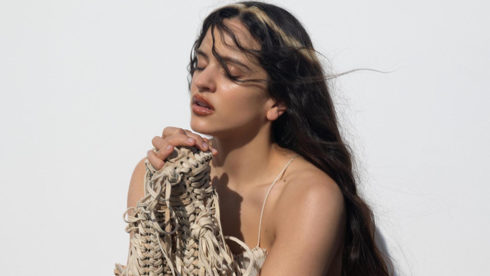 Rosalía en una foto promocional de 'Lux', su nuevo disco. Foto: Sony.