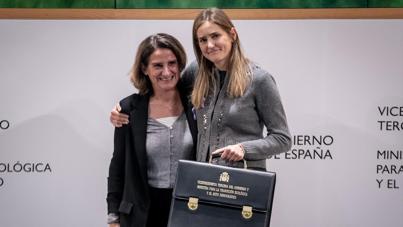 La exvicepresidenta tercera y ministra para la Transición Ecológica y el Reto Demográfico, Teresa Ribera, entrega la cartera del ministerio a Sara Aagesen en noviembre de 2024.
