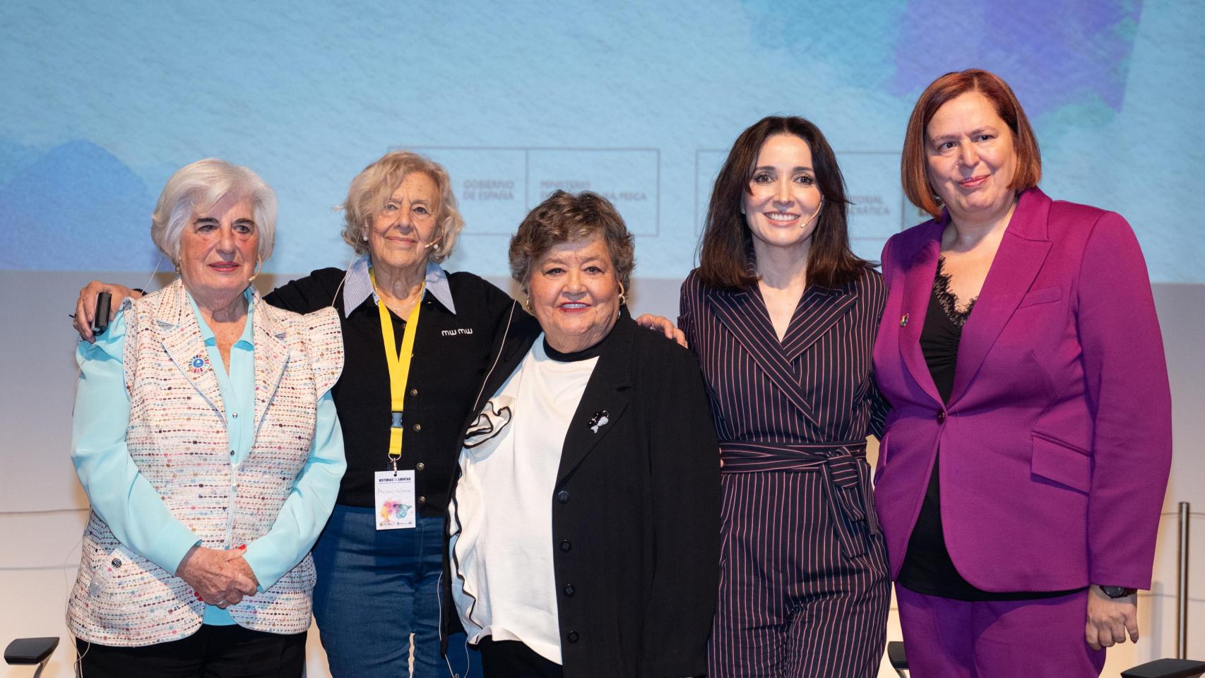 De izquierda a derecha, las juristas Paca Sauquillo, Manuela Carmena, Cristina Almeida y Cruz Sánchez de Lara, junto a Begoña García, secretaria de Estado de Agricultura y Alimentación.