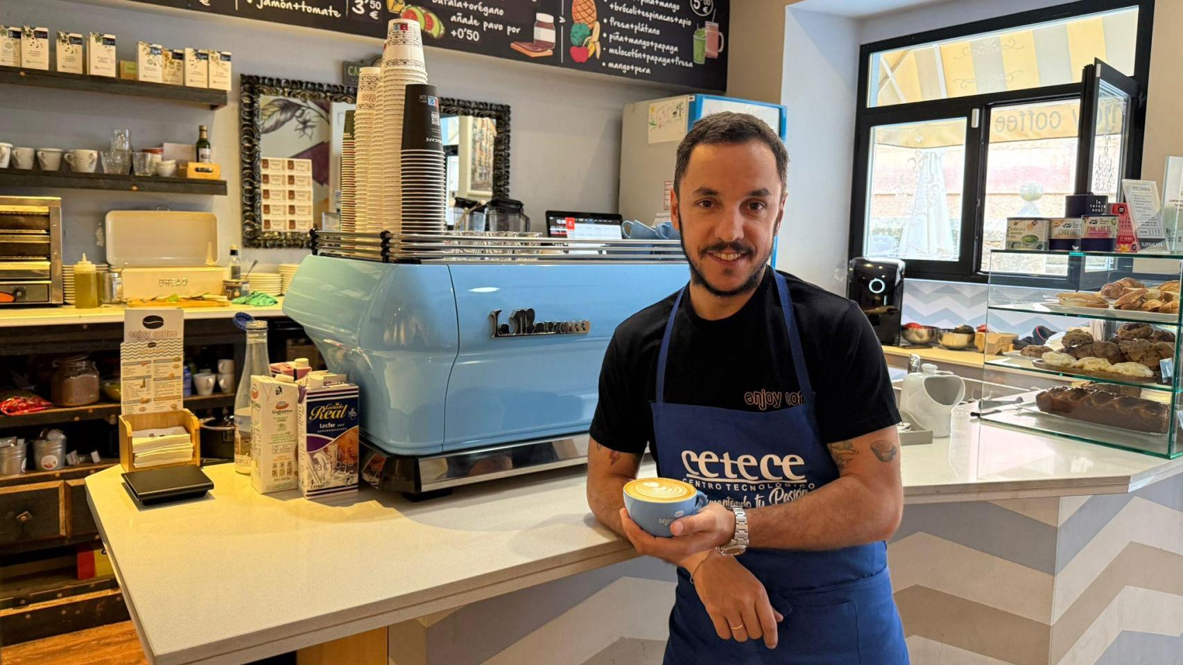 Víctor Chicote en su cafetería de Soria