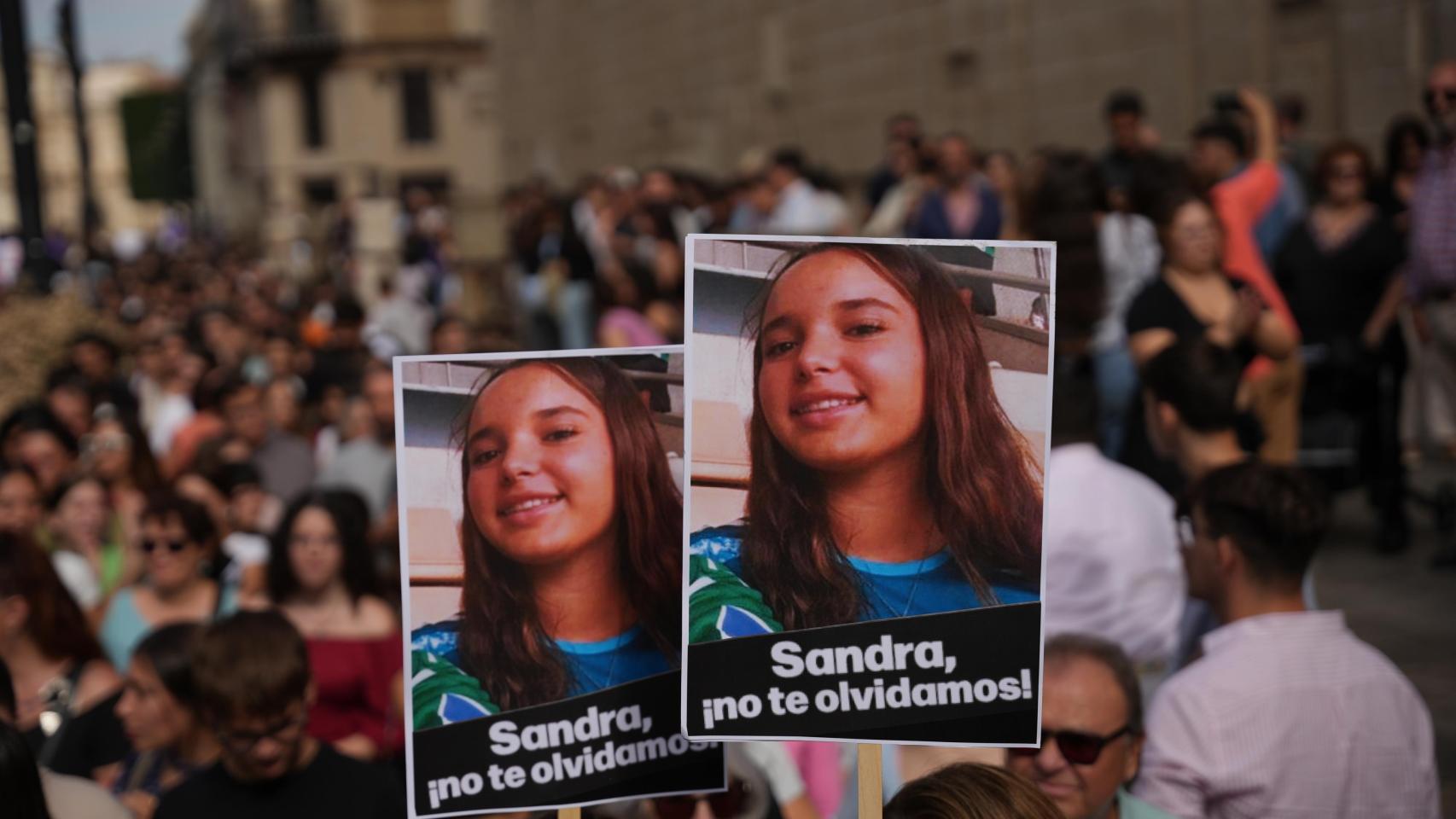Unas pancartas con la imagen de Sandra Peña durante la manifestación anti acoso de Sevilla.