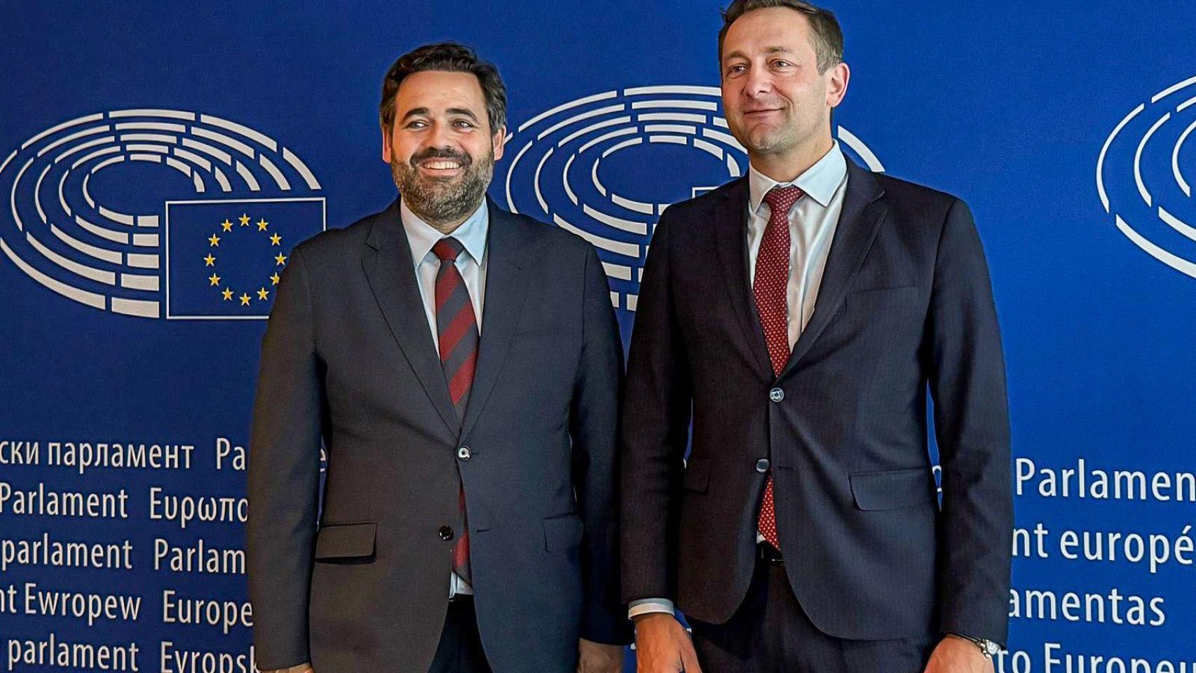 Paco Núñez junto al comisario europeo de Agricultura, Christoph Hansen.