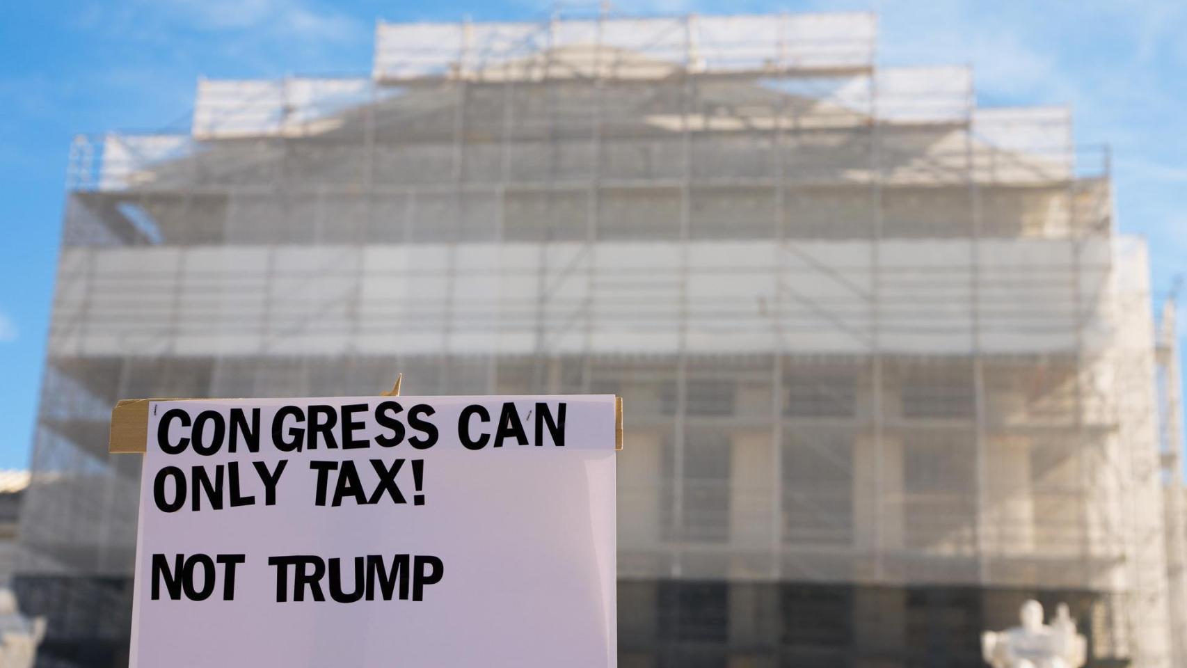 Pancartas contra los aranceles de Trump ante el Tribunal Supremo de Estados Unidos.