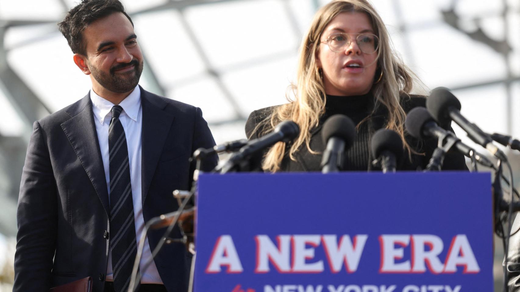 El alcalde electo de Nueva York, Zohran Mamdani , junto a Elana Leopold, asesora principal de su campaña y parte de su equipo de transición, en una rueda de prensa este miércoles en el distrito de Queens.