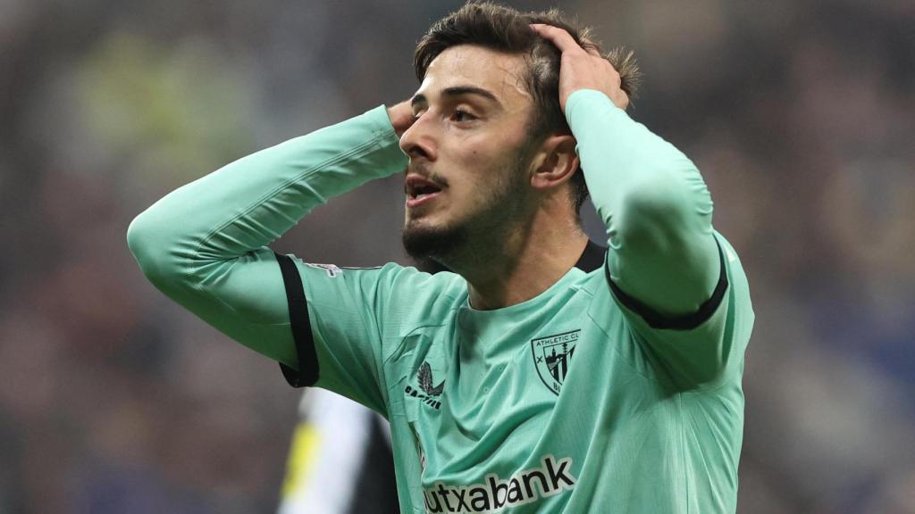 Nico Serrano se lamenta durante el partido contra el Newcastle.