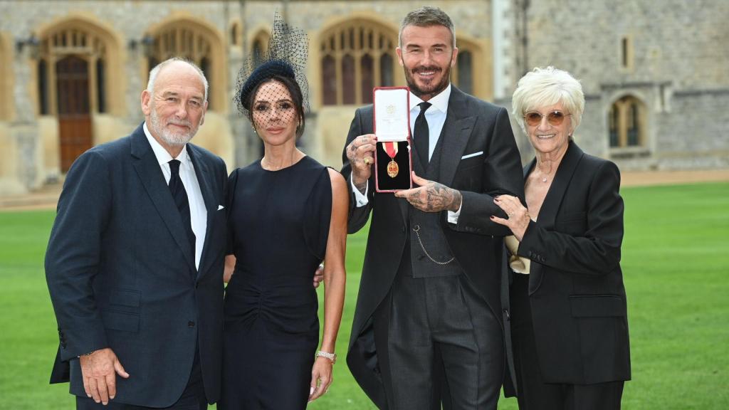 David Beckham con su esposa y sus padres.