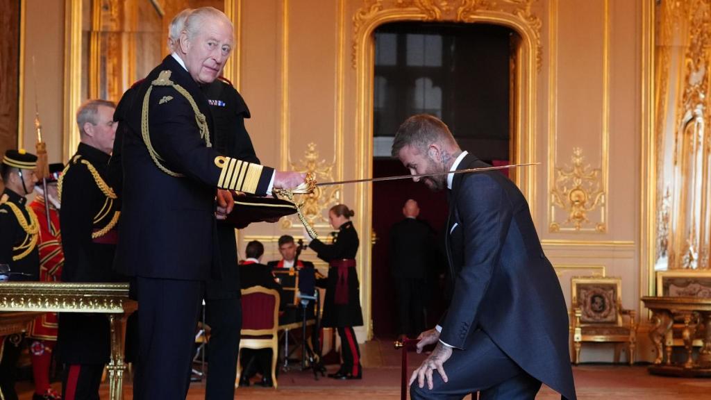 David Beckham tras recibir el título de caballero de parte de Carlos III.