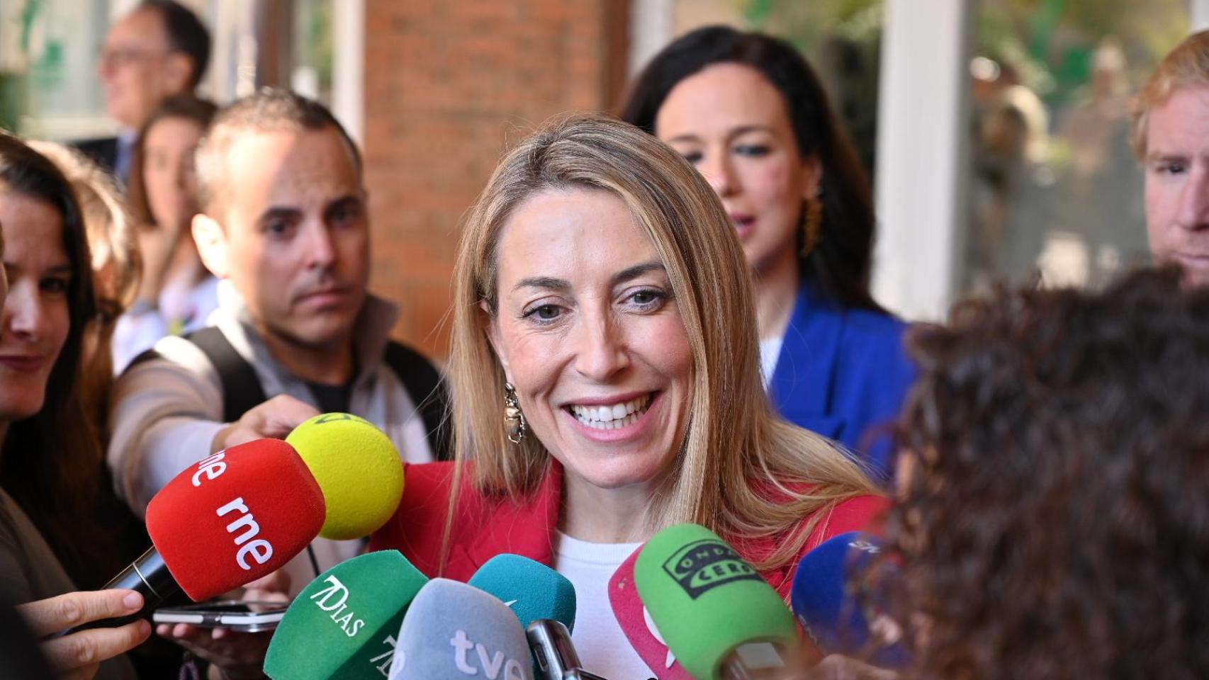 La unión de los tres partidos regionalistas en Extremadura abre una vía alternativa a María Guardiola para gobernar sin Vox