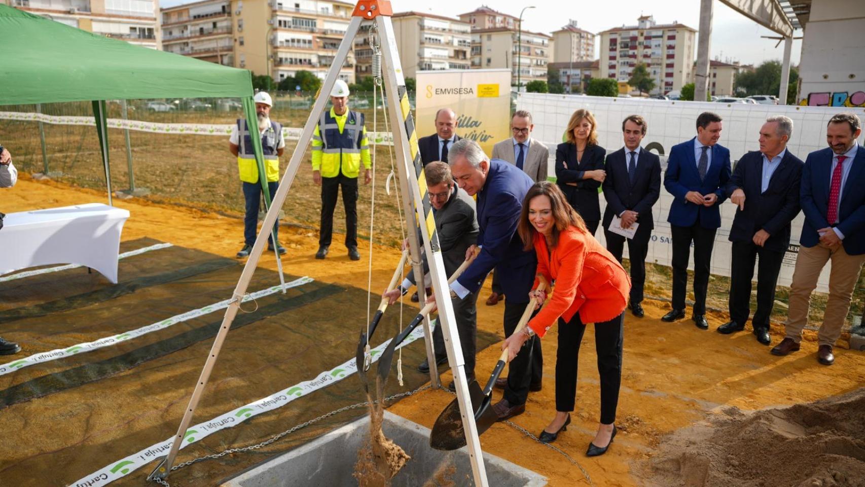 El alcalde de Sevilla en el acto de colocación de las dos primeras piedras en la mañana de este miércoles.