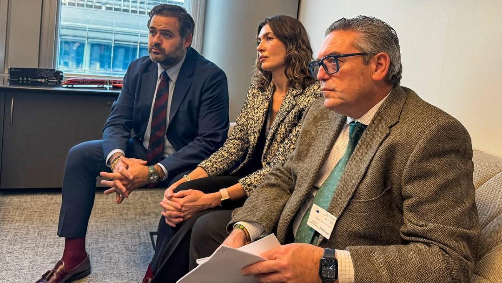 Paco Núñez junto a Eva Poptcheva y el diputado regional del PP, Santiago Lucas-Torres.