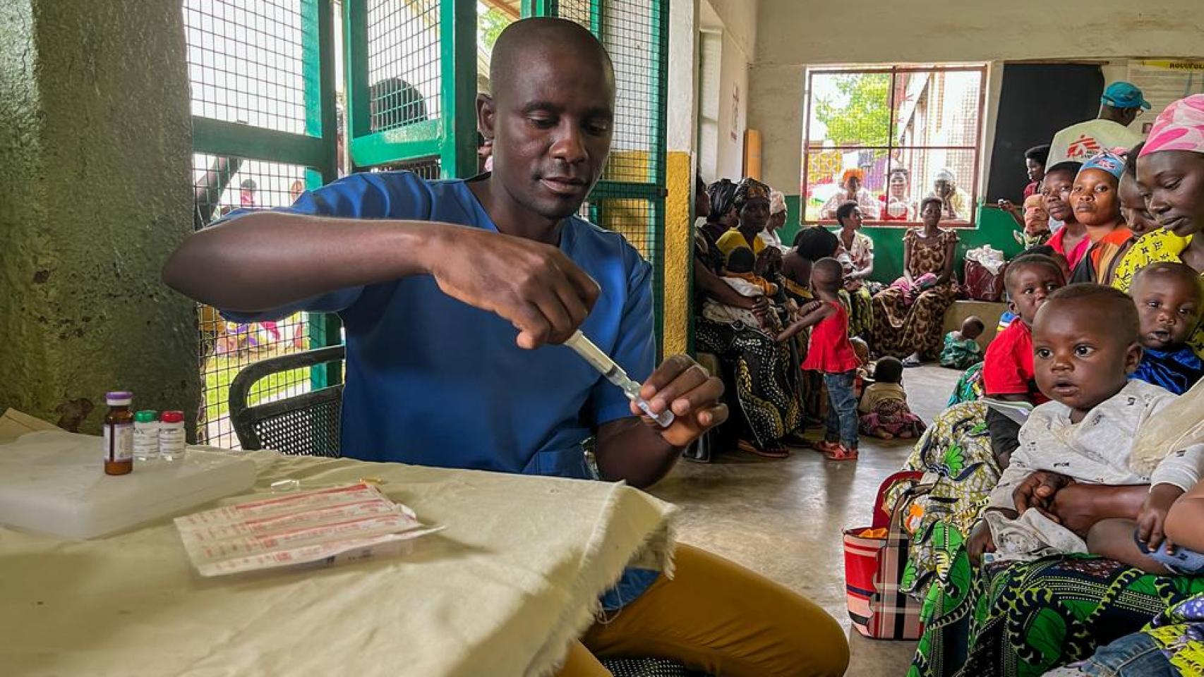 Uno de los médicos de MSF prepara una de las dosis de vacunación contra la malaria.