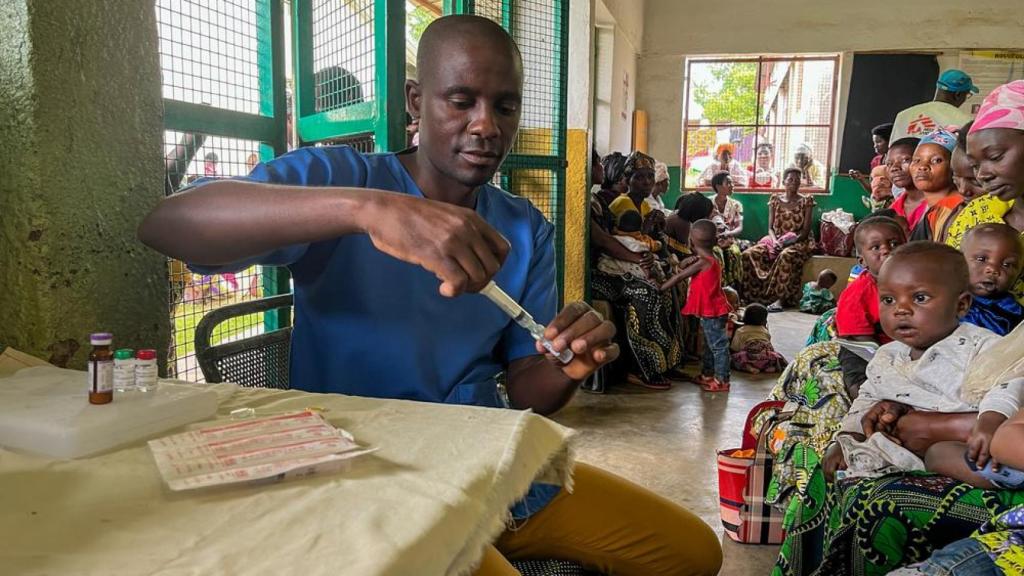 Uno de los médicos de MSF prepara una de las dosis de vacunación contra la malaria.