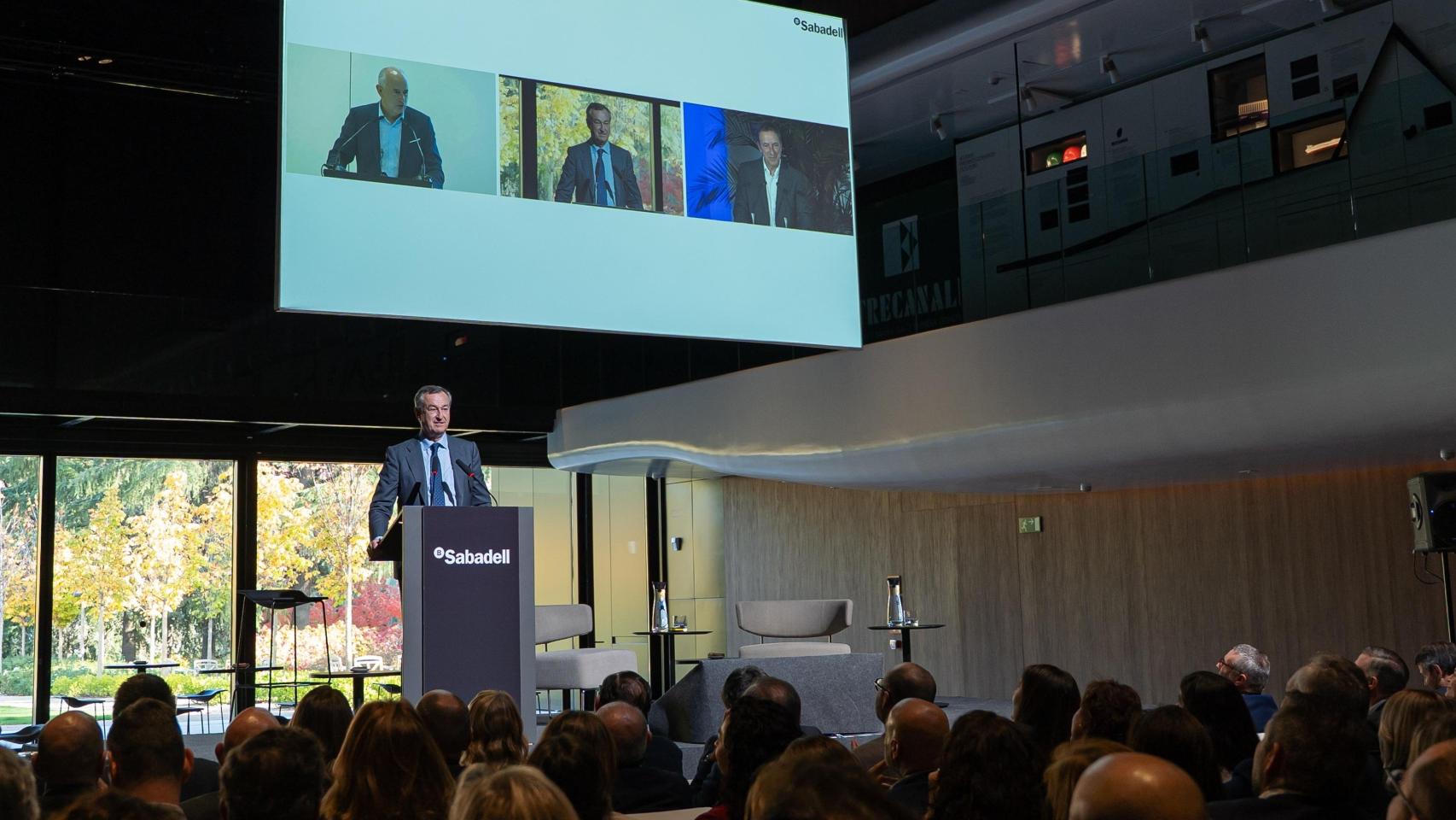 El consejero delegado de Banco Sabadell, César González-Bueno, en uno de los encuentros.