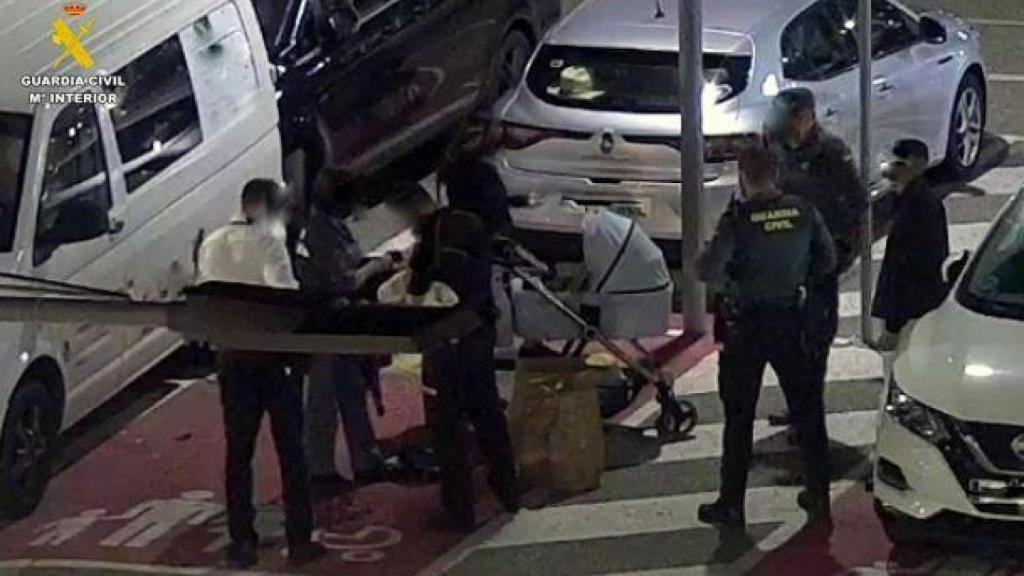 El joven que robó prendas valoradas en 600 euros y las ocultó en el carrito del bebé