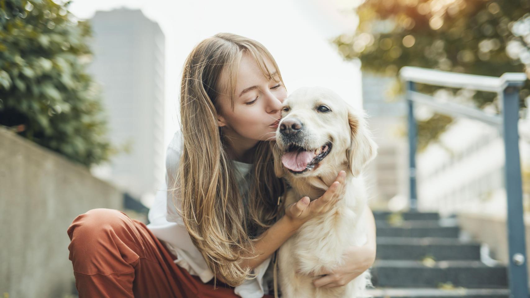 Una chica con un perro.