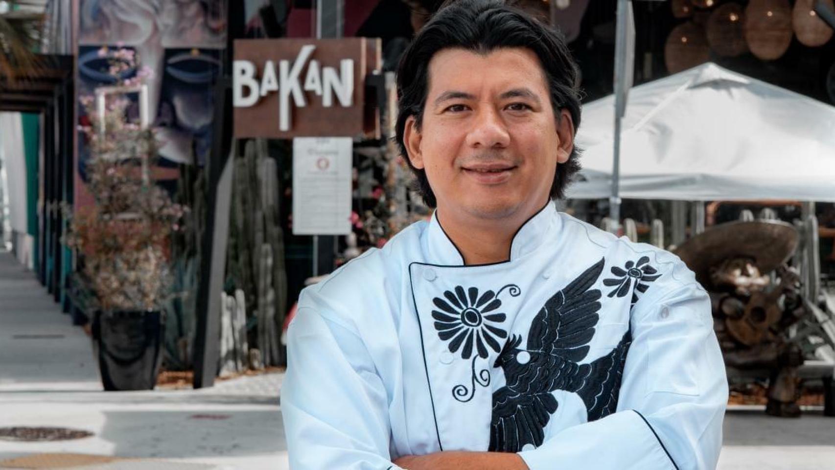 El chef Sergio Suazo, frente a su restaurante Bakan.
