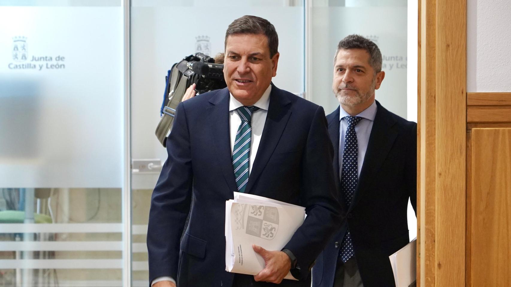 El portavoz y consejero de Economía y Hacienda, Carlos Fernández Carriedo, a su llegada a la rueda de prensa posterior al Consejo de Gobierno de este jueves