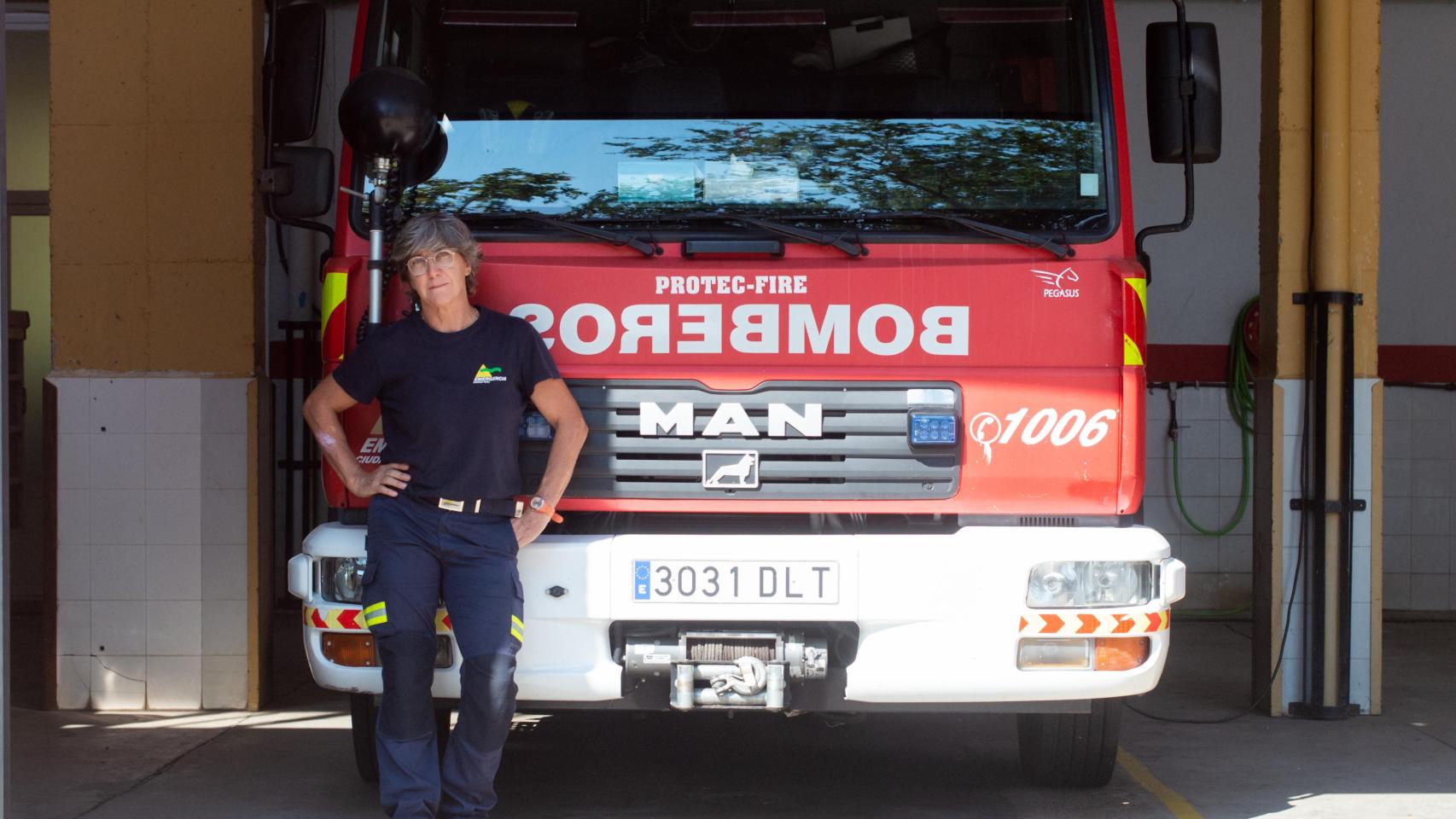 La profesional atiende a Magas en el Parque de Bomberos de Puertollano.