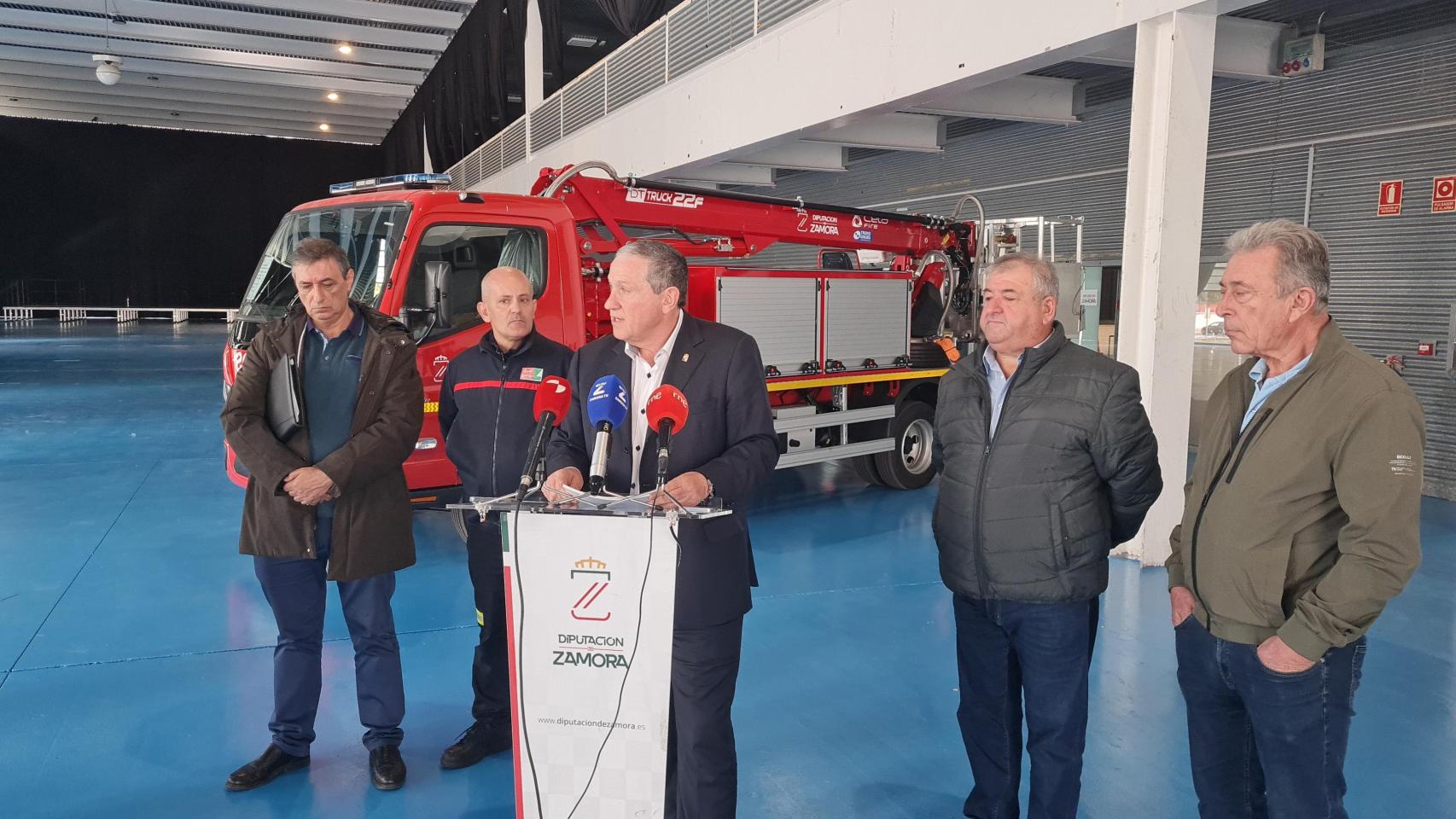 Javier Faúndez presenta los nuevos vehículos para los bomberos provinciales