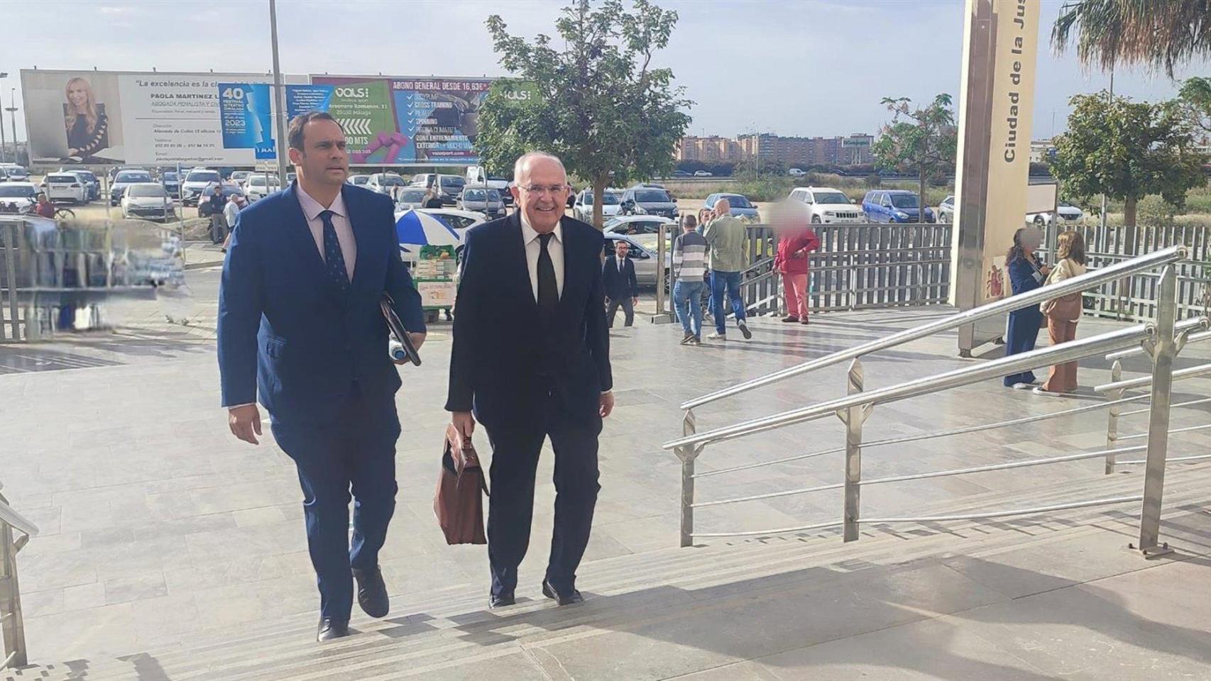 El exgerente de Smassa, Manuel Díaz, y su abogado, José Carlos Aguilera, en una imagen de archivo.