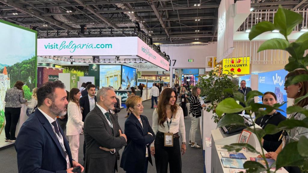 La concejal de Turismo de Alicante, Ana Poquet, con la consellera de Turismo, Marian Cano,  y el secretario autonómico, José Manuel Camarero.