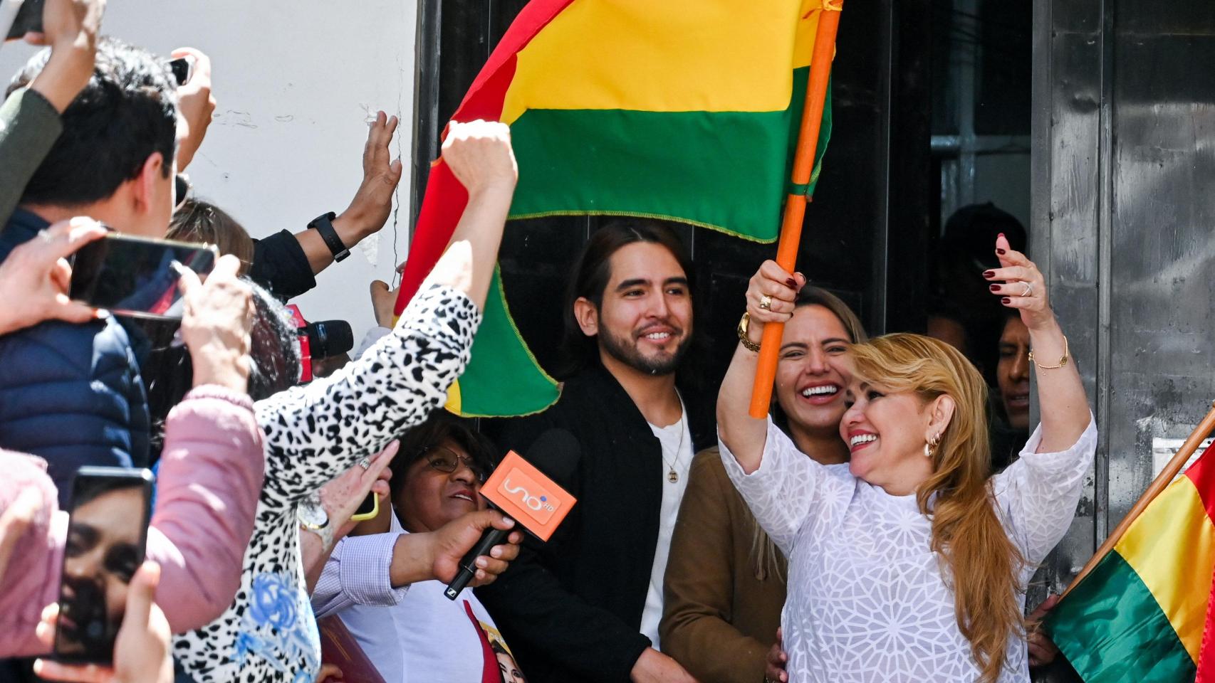 La expresidenta de Bolivia, Jeanine Áñez, este jueves a su salida de prisión.