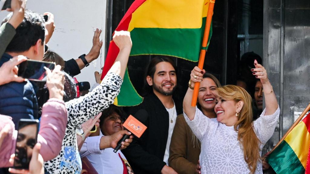 La expresidenta de Bolivia, Jeanine Áñez, este jueves a su salida de prisión.