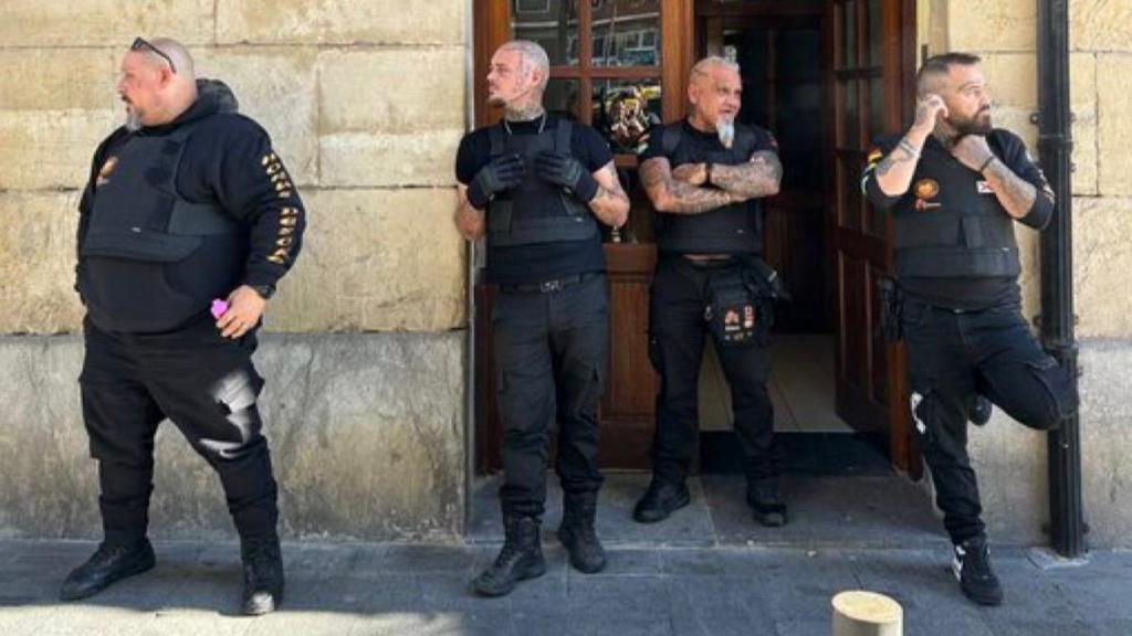 El equipo de Horus Desokupa durante su mediación en Bilbao.