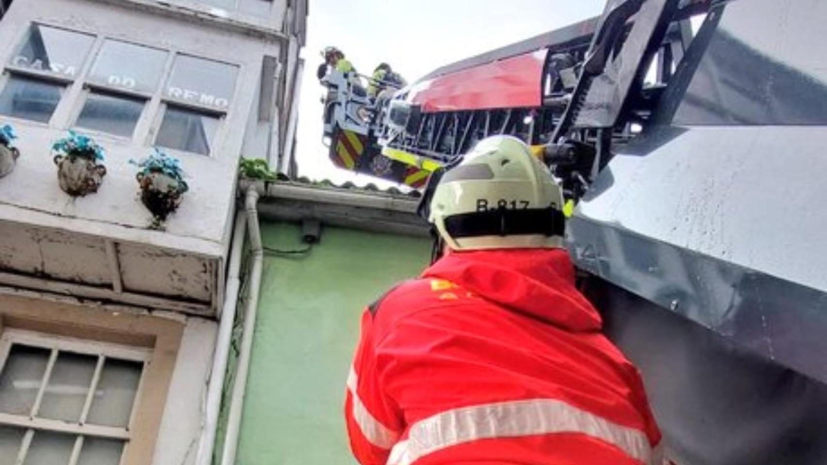 Una hamaca en el tejado de un edificio de A Coruña moviliza a los bomberos.