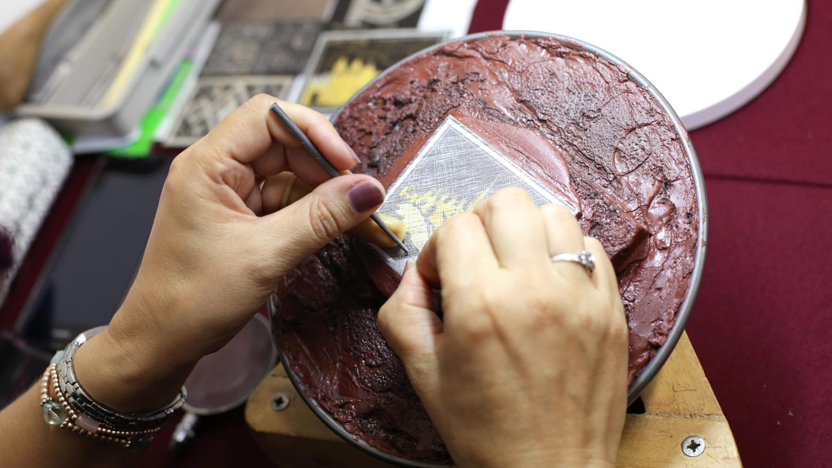 Primer plano del proceso de incrustación, donde se fija el hilo de oro sobre el metal base. Es la técnica manual que el sector lucha por proteger.