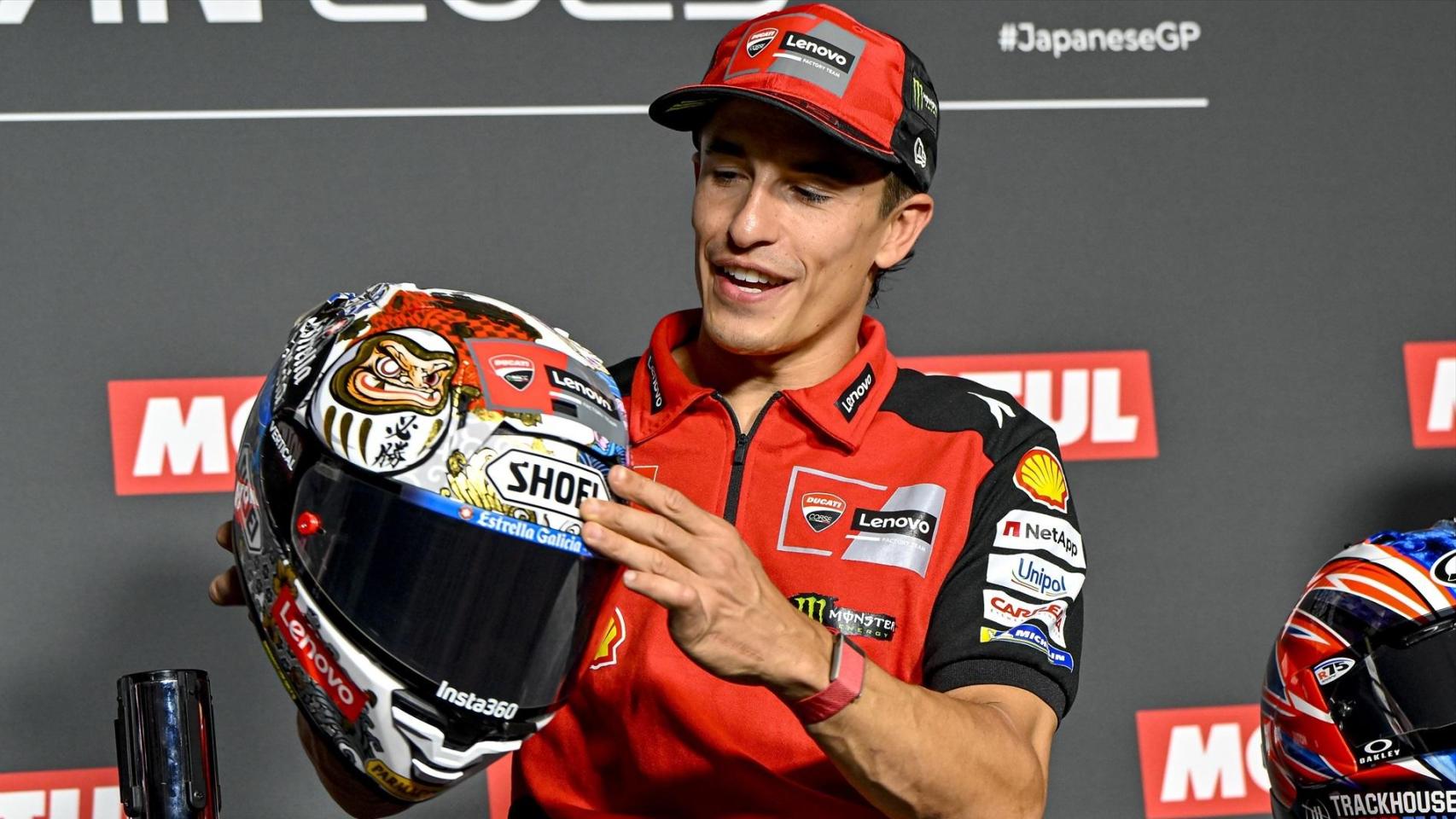Marc Márquez enseña su casco en la previa del GP de Japón, donde ganó el Mundial de MotoGP.