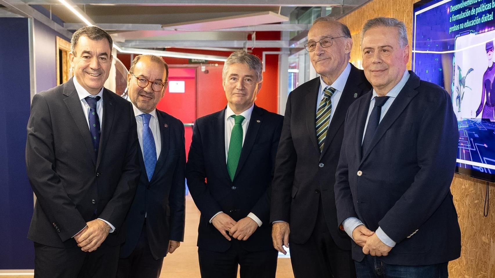 De izquierda a derecha: el conselleiro de Educación, Román Rodríguez; el rector de la USC, Antonio López; el rector de la UDC, Ricardo Cao; el rector de la UVigo, Manuel Reigosa, y el conselleiro de Sanidade, Antonio Gómez Caamaño.