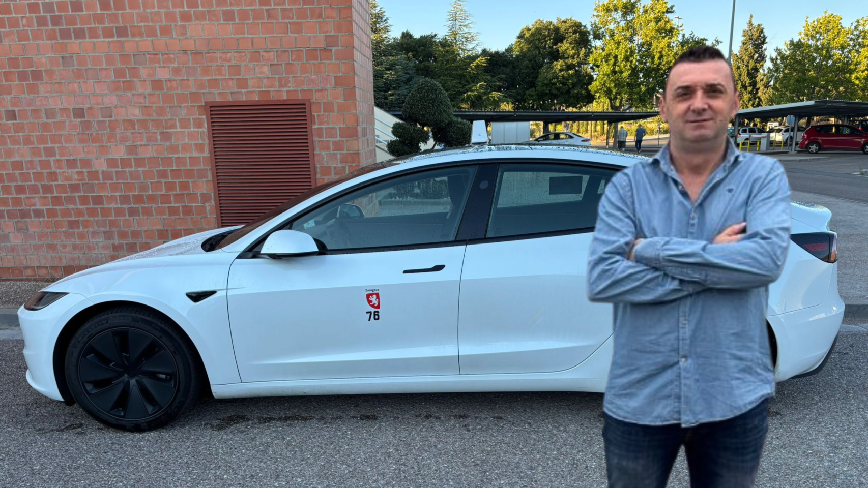 David Blasco, taxista, junto a su nuevo coche.