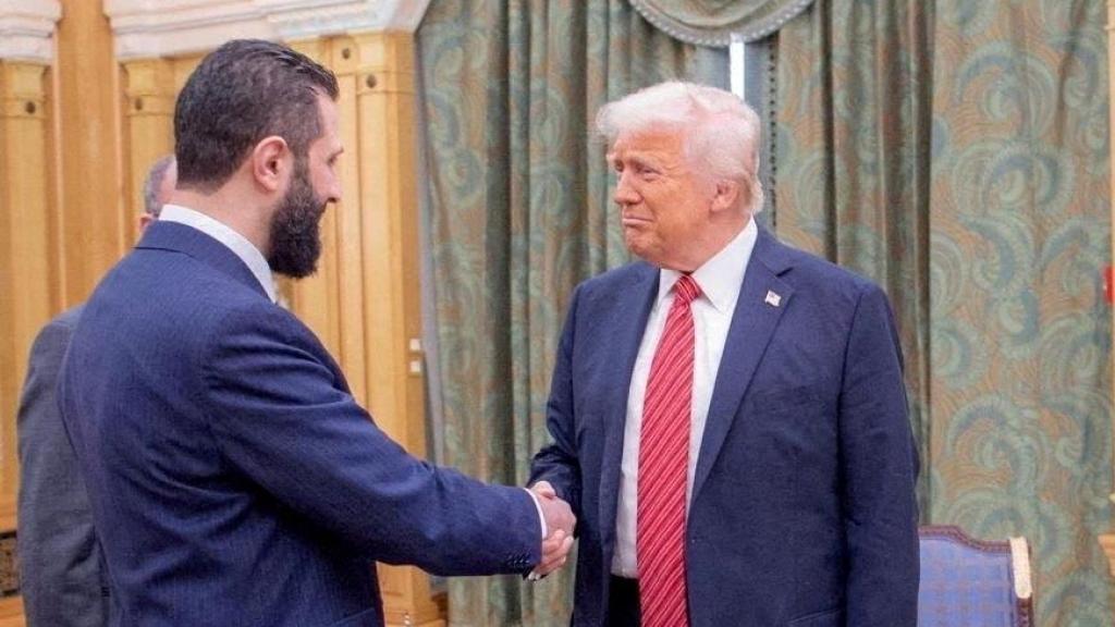 Trump y Al Sharaa, en Riad, a mediados de mayo.