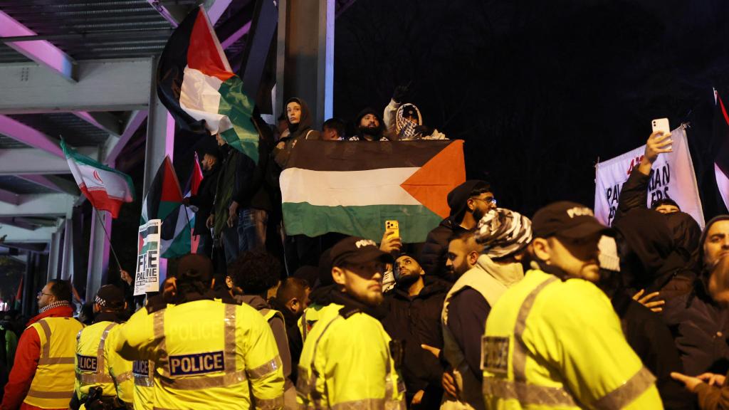 La Policía británica controla a los manifestantes propalestinos presentes en Villa Park.