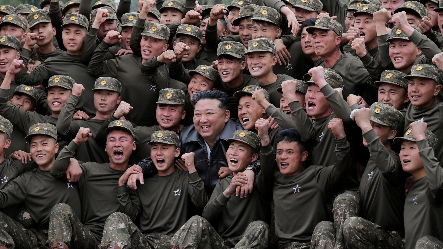 El líder supremo norcoreano, Kim Jong-un, visitando una base del Ejército.