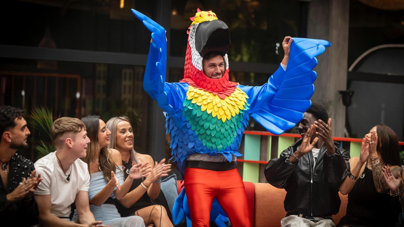 Jonay, concursante de 'Gran Hermano 20', junto a sus compañeros.