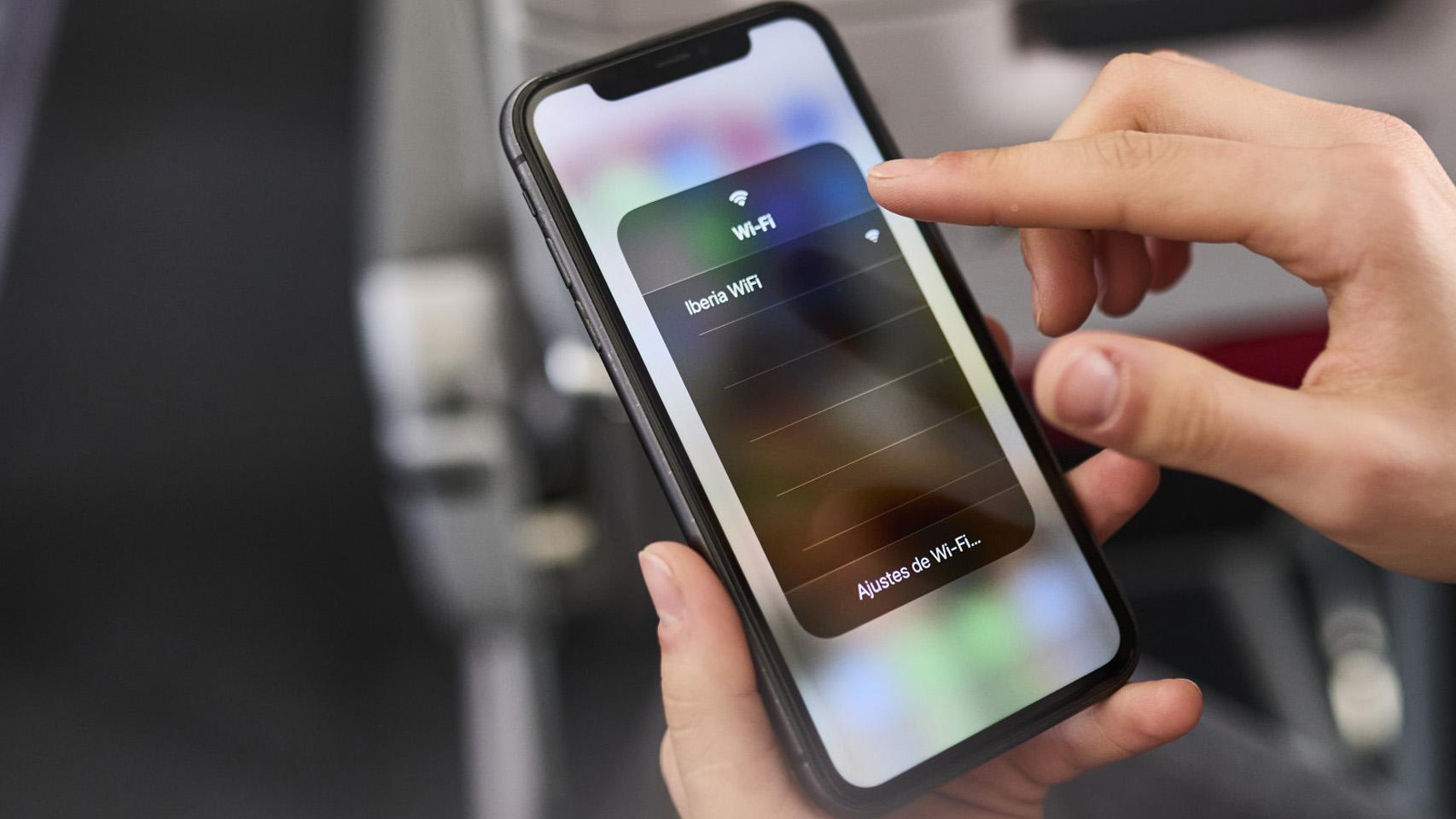 Turista conectándose a la red WiFi.