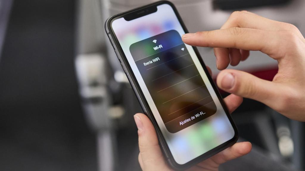 Turista conectándose a la red WiFi.