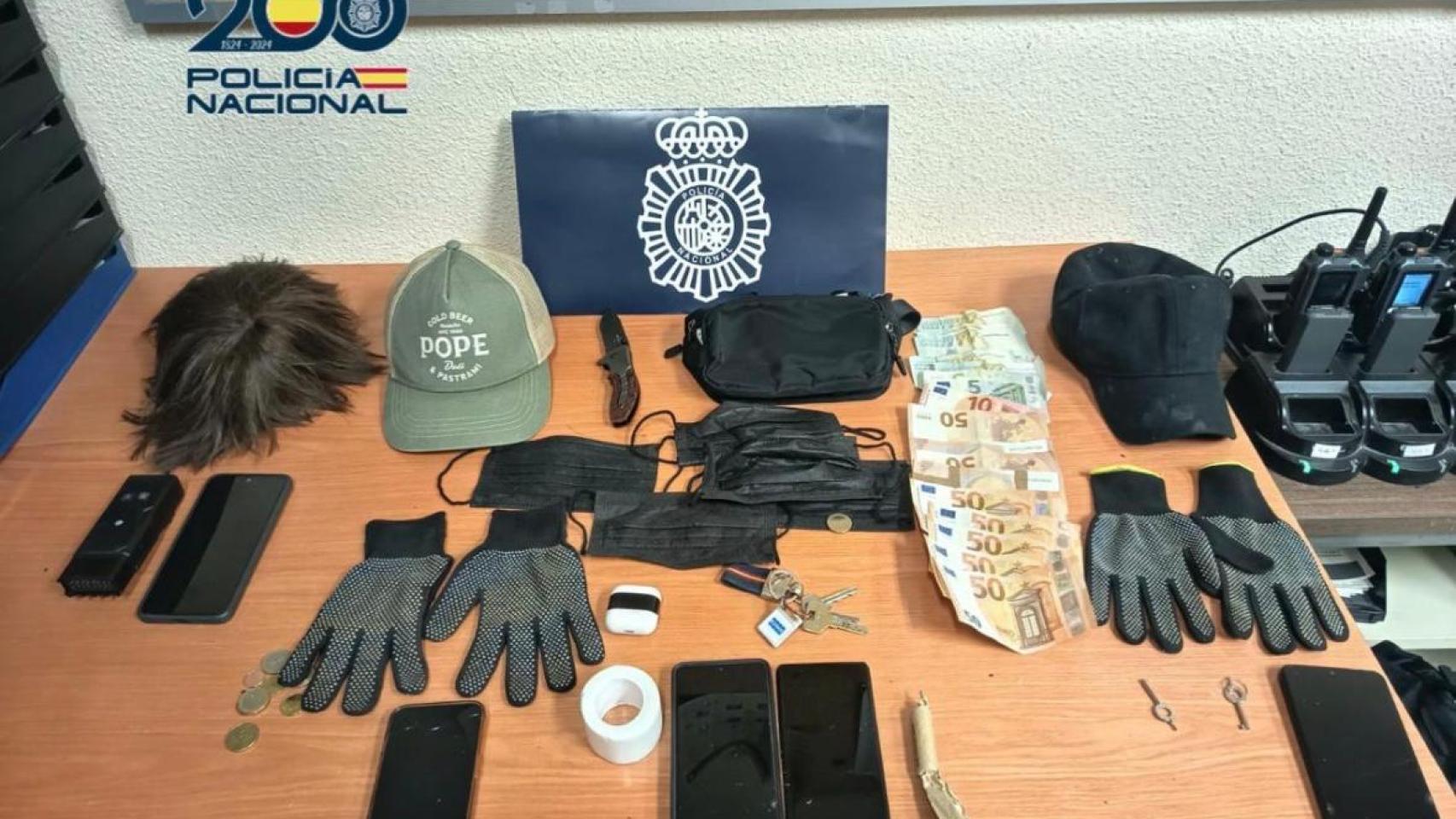Las armas y enseres de los detenidos en San Blas.