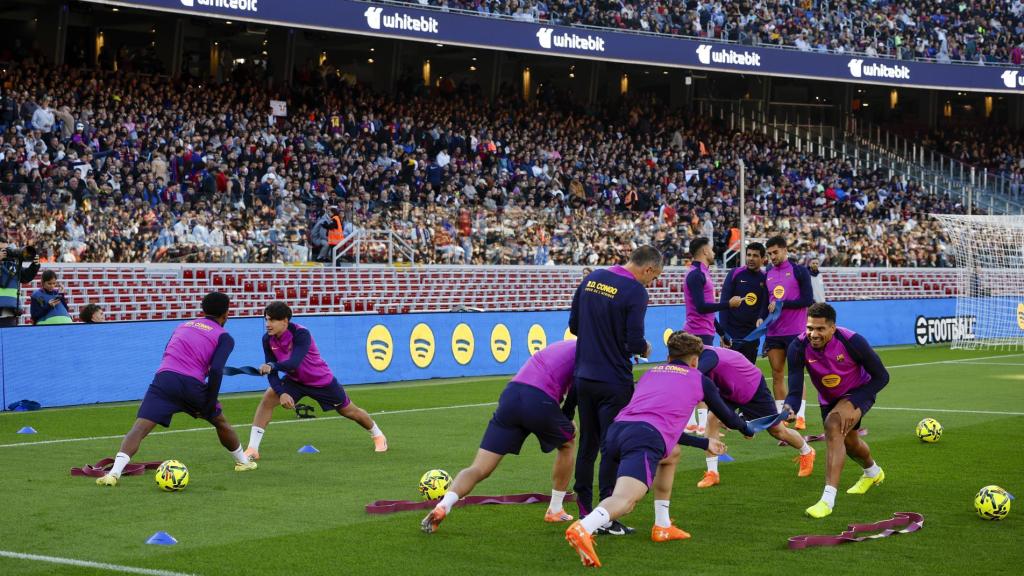 Los jugadores del Barça entrenan en el Camp Nou.