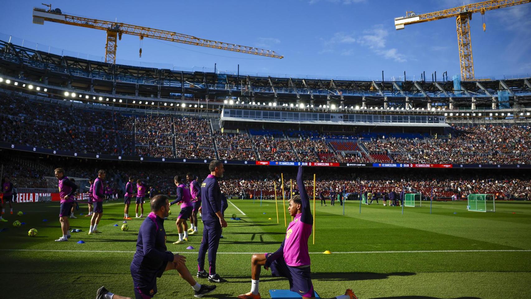 Lamine Yamal se entrena en el Camp Nou.