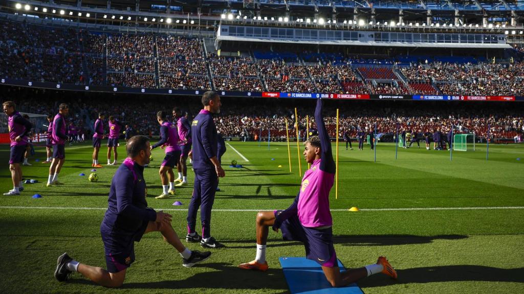 Lamine Yamal entrena en el Camp Nou.