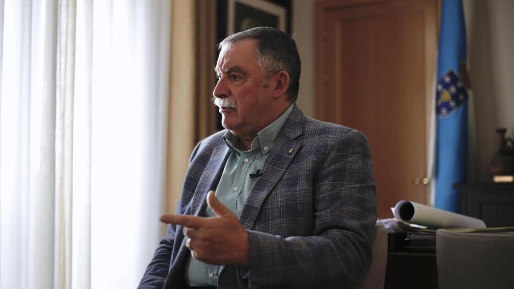 O alcalde de Oleiros, Ángel García Seoane, durante a entrevista con Quincemil.