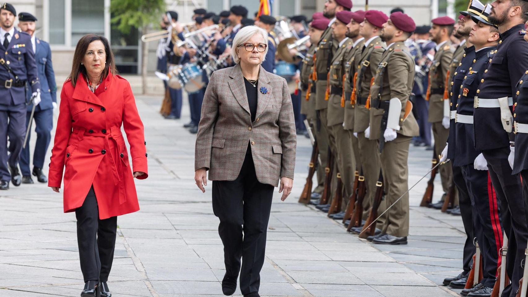 Margarita Robles, ministra de Defensa, junto a su homóloga francesa, Catherine Vautrin