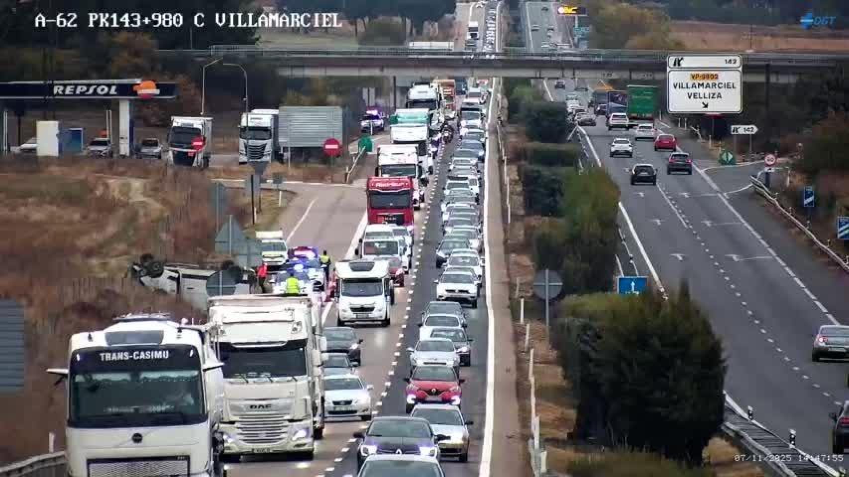 Las retenciones en la A-62 a la altura de Tordesillas por el vuelco de una furgoneta