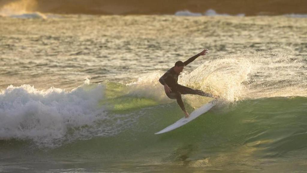Pablo Montero surfea en la playa del Orzán de A Coruña.